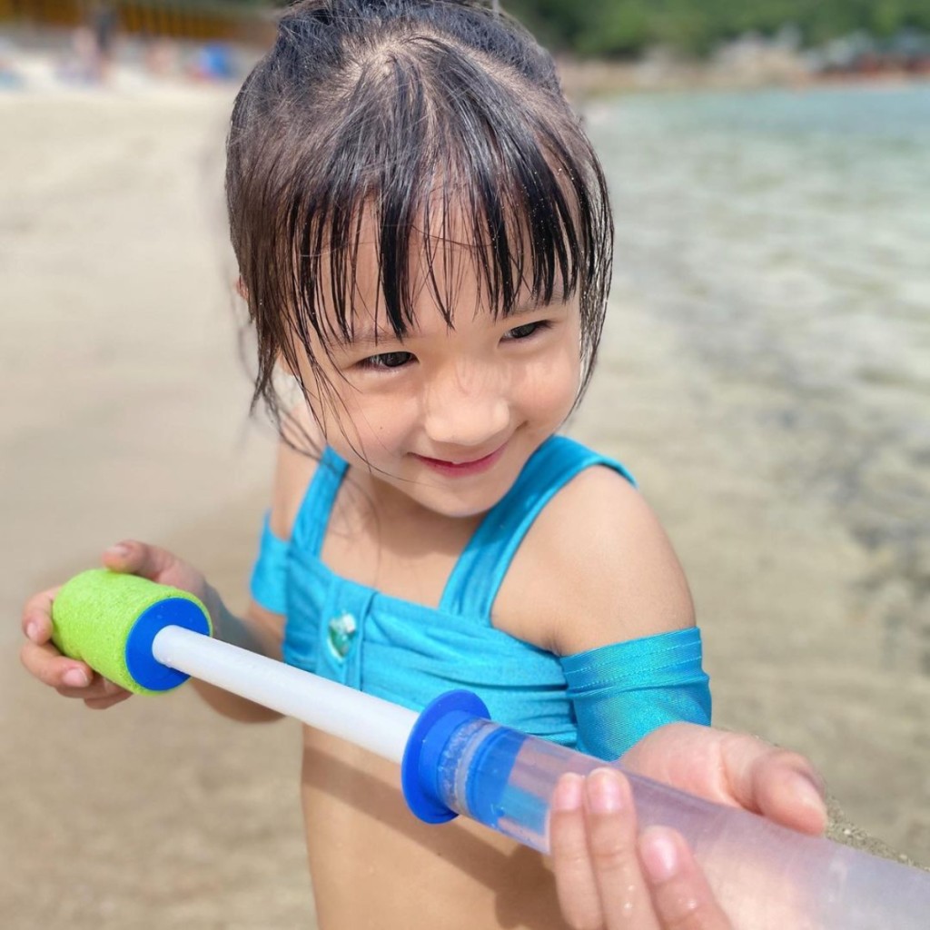 張嘉兒經常分享與女兒的生活照。